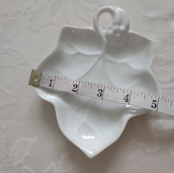 Lilian Vernon White leaf porcelain trinket decor - Picture 4 of 4